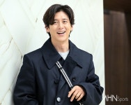 배우 고수 기자들 사진과 셀카의 차이 - 악플달면 쩌리쩌려버려... 차분한 20대들의 알흠다운 공간 배우 고수 기자들 사진과 셀카의 차이