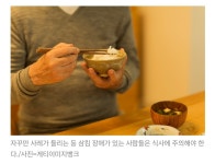 식도 근육도 늙는다… 자주 사레 들린다면 ‘이 자세’로 식사해야... 공간 식도 근육도 늙는다… 자주 사레 들린다면 ‘이 자세’로 식사해야