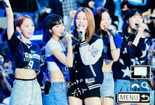엄청 신경써서 준비한듯한 르세라핌 아카라카 의상 - 악플달면... 차분한 20대들의 알흠다운 공간 엄청 신경써서 준비한듯한 르세라핌 아카라카 의상