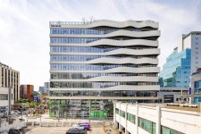 올리브영이 성수역 이름을 산 이유.JPG - 악플달면 쩌리쩌려버려... 차분한 20대들의 알흠다운 공간 올리브영이 성수역 이름을 산 이유.JPG