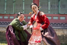 tvN 드라마 ＜슈룹＞ 김혜수 스틸컷 - 악플달면 쩌리쩌려버려... 차분한 20대들의 알흠다운 공간 tvN 드라마 ＜슈룹＞ 김혜수 스틸컷