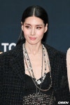 더쿠 - 오늘자 2021 MAMA 레드카펫+시상에서 샤넬 fw21 풀착장한 모니카.jpg