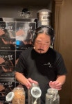 흑백요리사 김도윤셰프가 헤드셋으로 듣던노래.jpg - 악플달면... 20대들의 알흠다운 공간 흑백요리사 김도윤셰프가 헤드셋으로 듣던노래.jpg