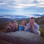 배우 글렌파월 영화 시사회장에서 불매 시위하는 사람들 - 악플달면 쩌리쩌려버려 - ＊여성시대＊ 차분한 20대...