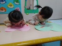 하트모양 종이에 끼적여요 - 소망반 활동 - 미추홀구 해님이 놀러온 어린이집 하트모양 종이에 끼적여요