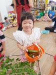 퍼포먼스미술🥒오이따기🥒 - 초록나무반 - 행복이 가득한 어린이집 퍼포먼스미술🥒오이따기🥒