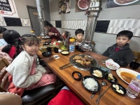 5.1 의왕바운스 실내놀이터 체험 & 돼지갈비 식사 - 2025년 활동사진 - 샤론지역아동센터 5.1 의왕바운스 실내놀이터 체험 & 돼지갈비 식사