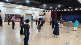 복지관 웰빙댄스 드디어 문 열었다. - 류석호 - 의왕시 시니어기자단 복지관 웰빙댄스 드디어 문 열었다.