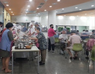 사랑채노인복지관 중복 맞이 보양식으로 대접하다 - 권춘희 - 의왕시 시니어기자단 사랑채노인복지관 중복 맞이 보양식으로 대접하다