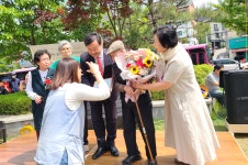 사랑채노인복지관 어버이날 행사가 열리다 - 권춘희 - 의왕시 시니어기자단 사랑채노인복지관 어버이날 행사가 열리다