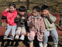 친구들과 손을 잡고 놀이터에 다녀왔어요^^ - ★사랑반★ - ★-첨단재능어린이집-★ 친구들과 손을 잡고 놀이터에 다녀왔어요^^