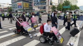 장애인권리예산보장촉구 행진 신용산역 3번출구 ~ 삼각지역 (5. 20.) - 권익옹호 (평등한 세상) - 포천나눔의집장애인자립생활센터... 