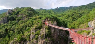 좋은 경관을 끌어안고 있는 ＜거창항노화힐링랜드＞ 출렁다리 - # 국내 여행 - 경주야 남산아 좋은 경관을 끌어안고 있는 ＜거창항노화힐링랜드... 