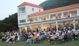 춘천명소 카페 산토리니 공연.. 찾아가는 작은 콘서트 in 춘천 (총60회... 춘천명소 카페 산토리니 공연.. 찾아가는 작은 콘서트 in 춘천 (총60회... 
