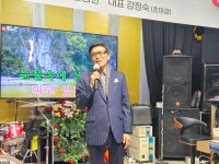 박건;홍학희노래교실 | 강정숙 '폼'나는 노래교실(가수/초아강) 사진 7.) 강정숙(초아강)@한강엔터테인먼트@2025년 송년회@박건 선생님@2025.12.06.