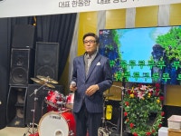 박건;홍학희노래교실 | 강정숙 '폼'나는 노래교실(가수/초아강) 사진 7.) 강정숙(초아강)@한강엔터테인먼트@2025년 송년회@박건 선생님@2025.12.06.