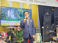 박건;홍학희노래교실 | 강정숙 '폼'나는 노래교실(가수/초아강) 사진 7.) 강정숙(초아강)@한강엔터테인먼트@2025년 송년회@박건 선생님@2025.12.06.