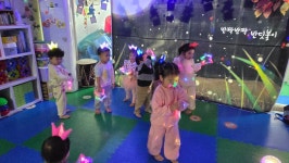 뮤직컴스토리 ~반딧불이 - 초록별반 (바깥.특별활동) - ☆~별수아 어린이집~☆ 뮤직컴스토리 ~반딧불이