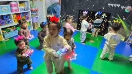 뮤직컴스토리 ~반딧불이 - 초록별반 (바깥.특별활동) - ☆~별수아 어린이집~☆ 뮤직컴스토리 ~반딧불이