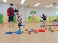 (10/11) 균형잡고 징검다리 건너요~♡^^ - 2022 열매반(3,4,5세) - 국공립 화순 천재어린이집 (10/11) 균형잡고 징검다리 건너요~♡^^