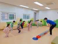 (4/26) 평균대 건너기~♡^^ - 2022 열매반(3,4,5세) - 국공립 화순 천재어린이집 (4/26) 평균대 건너기~♡^^