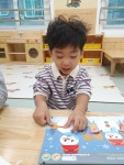 (12/12)눈사람&트리 스티커꾸미기 (에어바운스)~♡^^ - 2023 잎새1반(2세) - 국공립 화순 천재어린이집 (12/12)눈사람&트리 스티커꾸미기... 