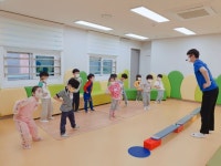 (4/26) 평균대 건너기~♡^^ - 2022 열매반(3,4,5세) - 국공립 화순 천재어린이집 (4/26) 평균대 건너기~♡^^