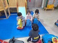 12월 3주 온유반 놀이모습 - 귀요미 온유반(1세) - 정금어린이집 12월 3주 온유반 놀이모습