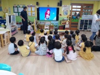 6월 5주 물수반 놀이모습 - 물수반 - 공공형 점프아이 어린이집 6월 5주 물수반 놀이모습