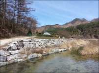 홍천군 화촌면 군업리 냇가 황토 전원주택 급매 - ◎전원주택,펜션 - 전원주택.귀농 귀촌사랑 홍천군 화촌면 군업리 냇가 황토 전원주택 급매