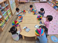 역할 - 우산으로 놀아요. - ☺4세 새싹2반☺ - 행복엔젤유치원 엔젤어린이집 역할 - 우산으로 놀아요.