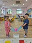 게임-친구와 함께 공을 옮겨요 - ☺5세 꽃잎반☺ - 행복엔젤유치원 엔젤어린이집 게임-친구와 함께 공을 옮겨요
