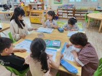 😁영어 교재수업도 하고 영어 요가😁 - ☺7세 하늘반☺ - 행복엔젤유치원 엔젤어린이집 😁영어 교재수업도 하고 영어 요가😁