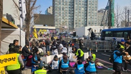 광화문 두곳과 부산역광장비교... - 민주통일복지사회를위한노력 - -배달심신수련회-(택견&명상)-성북택견회- 광화문 두곳과 부산역광장비교...