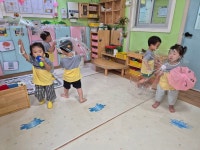 7월 1주 더운 여름이 왔어요 - 달이3반포토샵(1세) - 서울시지정 영아전담 당성어린이집 02)2069-2345 7월 1주 더운 여름이 왔어요