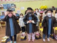 졸업식🎓 - 높은하늘반(6,7세) - 둥근별어린이집 둥근별어린이집
