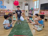 부채로 풍선을 튕겨요 신체활동을 했어요~ - 2025 노란메뚜기반 이야기 - 반야 유치원 부채로 풍선을 튕겨요 신체활동을 했어요~