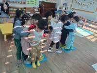 우아행(함께하면 즐거워요) - ┌25[초록풀잎반]───☆┐ - 김해큰세상어린이집 우아행(함께하면 즐거워요)