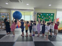 ＜체육＞ 짐볼 - ┌25[보라꿈길반]───☆┐ - 김해큰세상어린이집 ＜체육＞ 짐볼