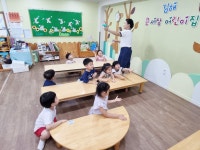 [7월 2주차 특강] 과학-넘치지 않는 물(표면장력), 영어, 피아노-작은 별(왼손 교차 연주법) - ┌26[파란하늘반]───☆┐ - 김해큰세상어린이집... 