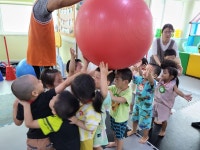 [7월2주특강]체육-짐볼/영어/오감-펭귄 - ┌노랑별님반 AB 통합게시판 - 김해큰세상어린이집 [7월2주특강]체육-짐볼/영어/오감-펭귄