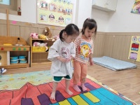 소리나는 매트를 밟아보아요🎵💛 - 사랑 1.2반 이야기 - 사랑의열매어린이집 소리나는 매트를 밟아보아요🎵💛