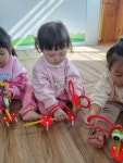 울통불통길 자동차길을 탐색해요&케이넥스활동 - 아침햇살반(3세 영아반) - 목포 민족사관 어린이집 목포 민족사관 어린이집