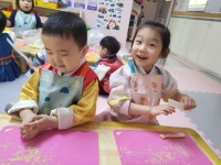 설날 행사ㅡ떡메치기&인절미 만들기 - 2022년 즐거운반 사진 - 재능스쿨 어린이집 설날 행사ㅡ떡메치기&인절미 만들기