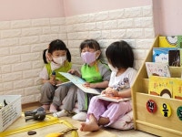 교재활동ㅡ단어카드 놀이해요. - 2022년 즐거운반 사진 - 재능스쿨 어린이집 교재활동ㅡ단어카드 놀이해요.