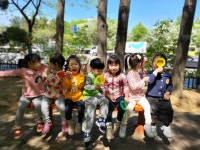 같은 색깔 자연물을 찾아요. - 2022년 즐거운반 사진 - 재능스쿨 어린이집 같은 색깔 자연물을 찾아요.