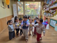 가을 숲길을 걸었어요 - 들꽃향기 사진첩 - 산들 어린이집 가을 숲길을 걸었어요