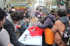 어묵나눔(임순덕 레지나 자매님) - 본당행사 사진일기 - 수성성당... (주일) 젊은이들의 플리마켓과 사랑의 어묵나눔(임순덕 레지나 자매님)