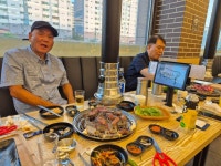 2025년7월11일과수원 진원소우 에서 모임중에(유사 성준호 사장) - 카페 앨범 - 전중회(대전) 2025년7월11일과수원 진원소우 에서 모임중에... 
