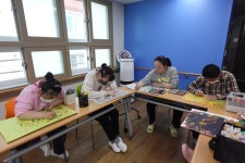 3월 26일 - 서양화 미술교실 12회차 (19일 11회차진행) - 2026년 서양화 미술교실 - 서대구주간보호센터 3월 26일 - 서양화 미술교실... 